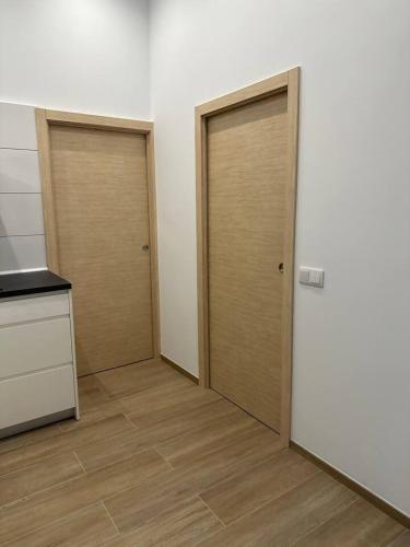 two doors in an empty room with wooden floors at Apartamento Murcia San José D in Murcia
