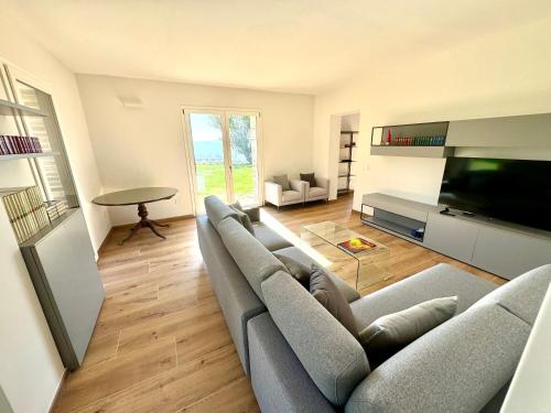 a living room with a couch and a flat screen tv at Il Morino in Centofinestre