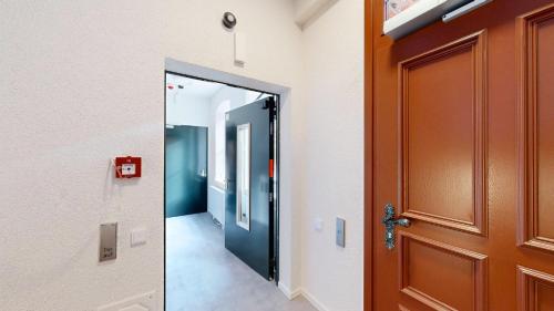 a hallway with a door and a hallway with a mirror at Apartment 02 No 8A Boardinghouse Lüneburg in Lüneburg