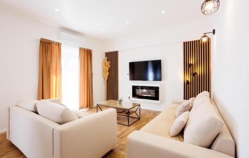 TV a/nebo společenská místnost v ubytování 6 Bedroom Stunning Home In Sinj
