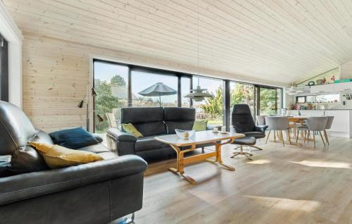 Ruang duduk di Stunning Home In Dronningmølle