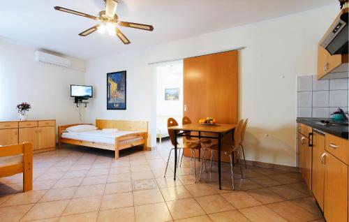 eine Küche und ein Esszimmer mit einem Tisch und einem Zimmer in der Unterkunft 1 Bedroom Nice Apartment In Jezera in Vrelo Koreničko