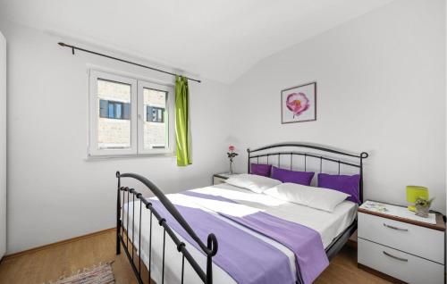 Ένα ή περισσότερα κρεβάτια σε δωμάτιο στο Awesome Apartment In Zaton With Wifi