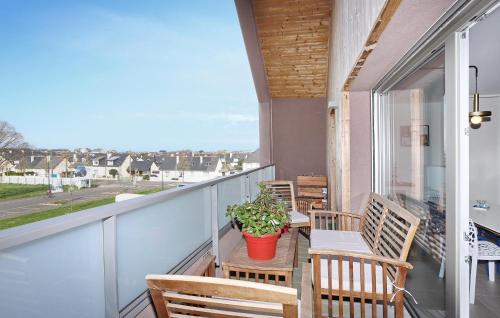 3 Bedroom Cozy Apartment In Saint-Malo