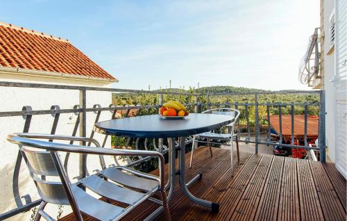 einen Tisch mit Obst auf dem Balkon in der Unterkunft Amazing Apartment In Jezera With Wifi in Vrelo Koreničko