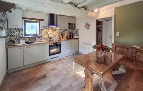 - une cuisine avec une table en bois dans une chambre dans l'établissement 2 Bedroom Stunning Home In Caden, à Caden