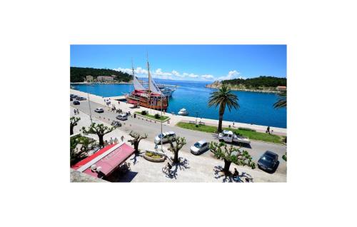 Pet Friendly Apartment In Makarska With Lake View