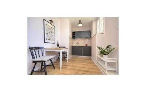 Pet Friendly Apartment In Makarska With Lake View