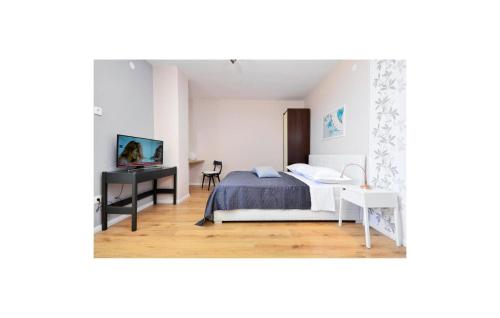 Pet Friendly Apartment In Makarska With Lake View
