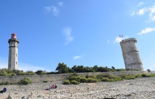 Deux tours sur une colline à côté d'un mur dans l'établissement Gorgeous Home In Clavette, à Clavette