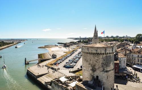 - une vue aérienne sur une ville et un château dans l'établissement Gorgeous Home In Clavette, à Clavette