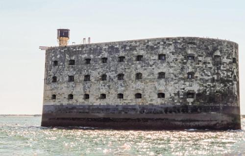 un grand bâtiment en pierre dans l'eau dans l'établissement Gorgeous Home In Clavette, à Clavette