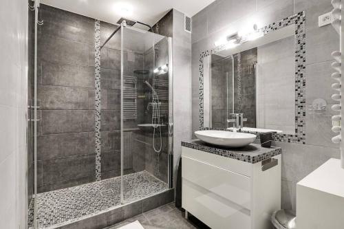 une salle de bain avec une douche, un lavabo et des toilettes dans l'établissement Appartement spacieux - Arc de Triomphe, à Paris