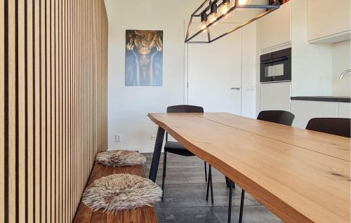 Ruang duduk di Amazing Home In Den Oever With Wifi