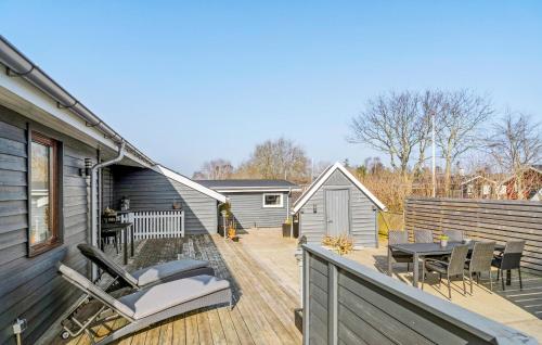 una terraza con mesa y sillas en una casa en 3 Bedroom Awesome Home In Haderslev, en Haderslev