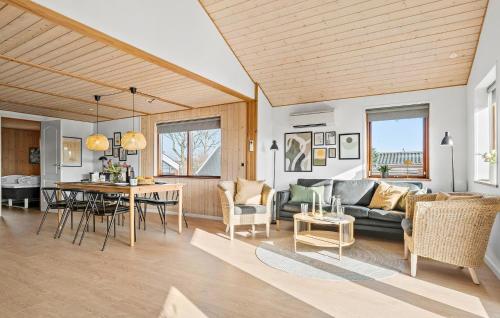 una sala de estar con un sofá y una mesa en 3 Bedroom Awesome Home In Haderslev, en Haderslev