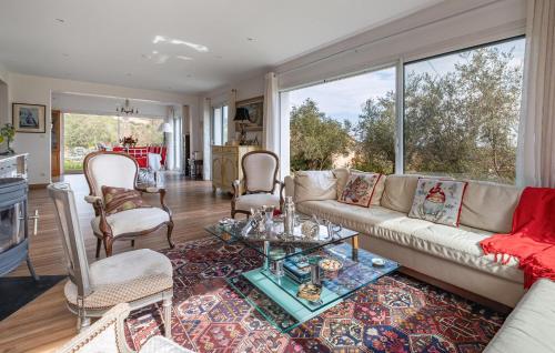 un salon avec un canapé et une table dans l'établissement Awesome Home In Peymeinade With Wifi, à Peymeinade