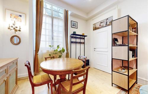une salle à manger avec une table et des chaises et une fenêtre dans l'établissement Gorgeous Apartment In Lons-Le-Saunier, à Lons-le-Saunier