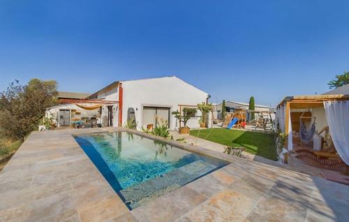 Beautiful Home In Eyragues With Wifi