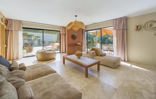 un salon avec un canapé et une table dans l'établissement Beautiful Home In Eyragues With Wifi, à Eyragues