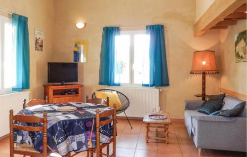 un salon avec une table et un canapé dans l'établissement Charmante Maison Vue Montagne, à Oppède