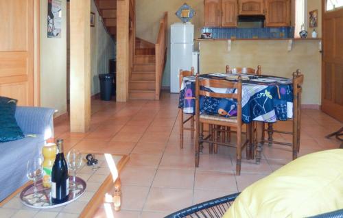 un salon avec une table et une cuisine dans l'établissement Charmante Maison Vue Montagne, à Oppède