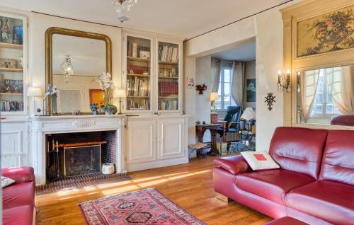 - un salon avec un canapé rouge et une cheminée dans l'établissement 3 Bedroom Awesome Home In Vernon, à Vernon