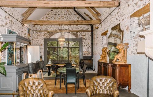 une salle à manger avec une table et des chaises dans l'établissement Suite Acacias Avec Piscine, à Gien