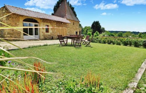 un patio avec une table et des chaises dans une cour dans l'établissement Awesome Home In La Chapelle-Aubareil, à La Chapelle-Aubareil
