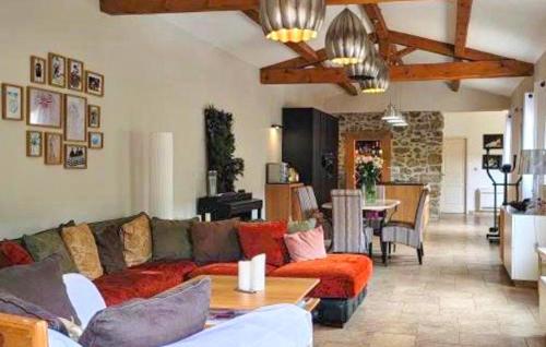 un salon avec un canapé rouge et une table dans l'établissement Pittoresque Maison De Vacances, à Rochesadoule