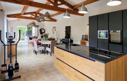 une cuisine avec un comptoir et un salon dans l'établissement Pittoresque Maison De Vacances, à Rochesadoule