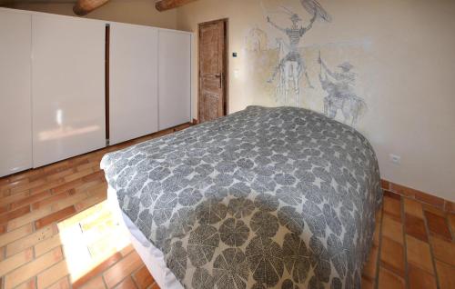 a bedroom with a bed and a painting on the wall at Awesome Home In Goult With Wifi in Goult