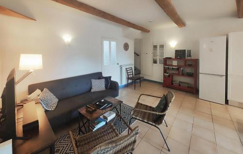 Hérépianにある2 Bedroom Beautiful Home In Hérépianのソファとテーブルのあるリビングルーム