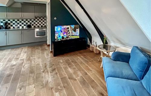 un soggiorno con un divano blu e una TV di Beautiful Apartment In Hippolythushoef a Hippolytushoef