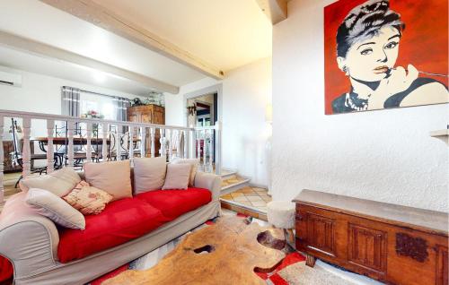 un salon avec un canapé rouge et un tableau dans l'établissement Amazing Home In Solliès-Ville, à Solliès-Ville