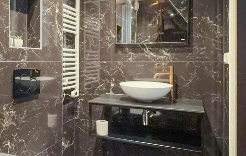 Ένα μπάνιο στο Gorgeous Home In Stavenisse