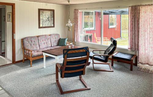 Posezení v ubytování 4 Bedroom Lovely Home In Væggerløse