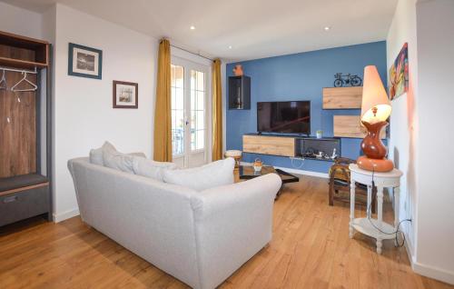 un salon avec un canapé et une télévision dans l'établissement Gorgeous Home In Cervione With Wifi, à Cervione