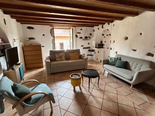 un salon avec un canapé et une table dans l'établissement Le République Annecy , cœur de vieille ville, à Annecy