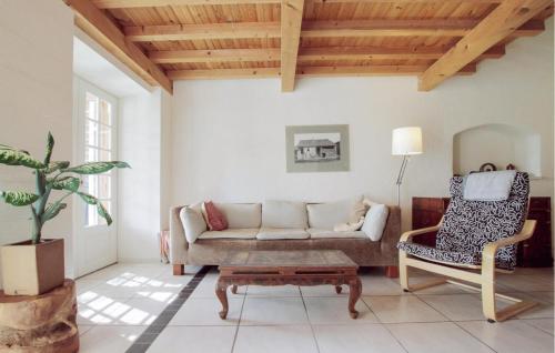 Photo de la galerie de l'établissement 2 Bedroom Cozy Home In Blassac, à Blassac