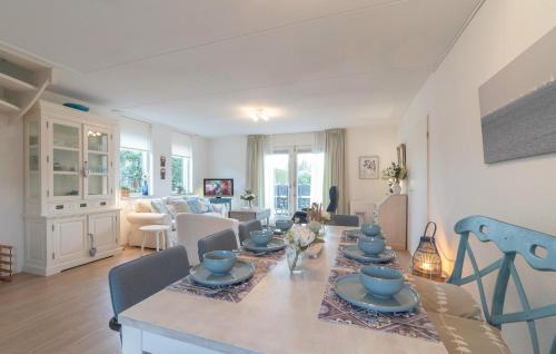 Μια τηλεόραση ή/και κέντρο ψυχαγωγίας στο Beautiful Home In Wemeldinge With Sauna