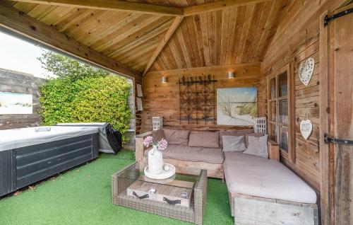 Χώρος καθιστικού στο Beautiful Home In Wemeldinge With Sauna