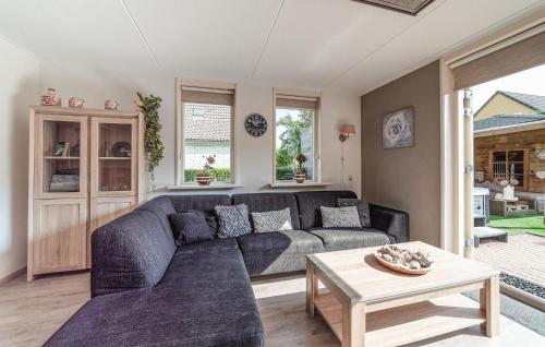 Χώρος καθιστικού στο Beautiful Home In Wemeldinge With Sauna
