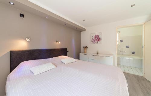 Ένα ή περισσότερα κρεβάτια σε δωμάτιο στο Beautiful Home In Wemeldinge With Sauna
