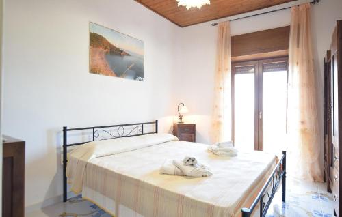 a bedroom with a bed with towels on it at Amazing Home In Frazione Cosentini in Cosentini