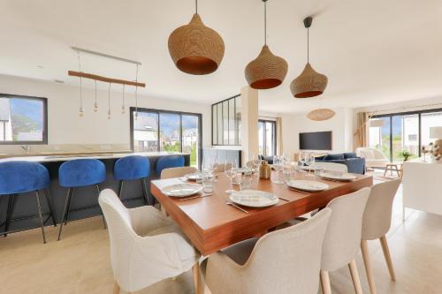 une salle à manger avec une table et des chaises dans l'établissement 450m de la plage, grande maison pour 10, à Saint-Philibert