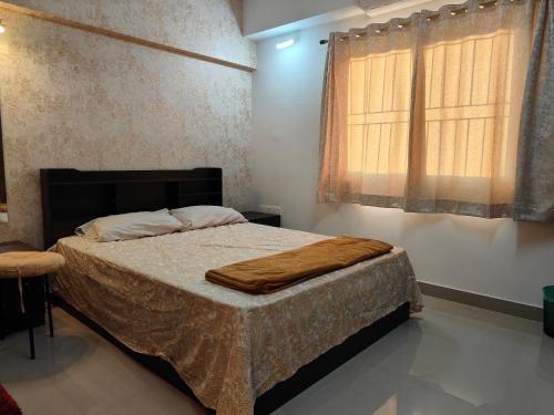 una camera da letto con un letto e una finestra di Deluxe 2BHK Opp Whitefield Metro a Bangalore