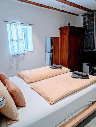 two beds sitting next to each other in a bedroom at Gardar in Bolzano