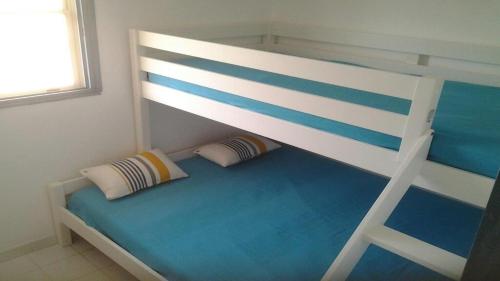 - une chambre avec des lits superposés et 2 oreillers dans l'établissement ST CYPRIEN C17, à Porto-Vecchio