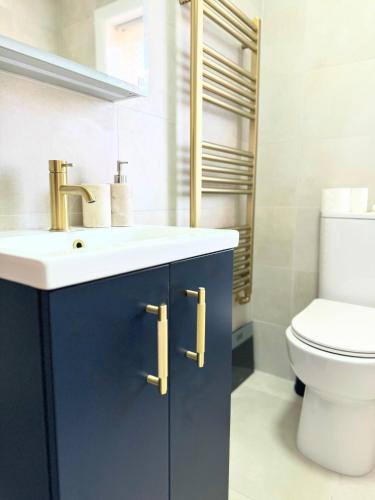a bathroom with a sink and a toilet at Entire Cosy Flat in Radlett - 3 Bedrooms -5 Beds - Sleeps 8 - Fast Train access into central London in Radlett